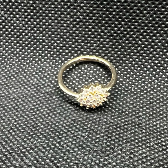 🆕 Golden flower ring 💛 - Picture 6 of 7